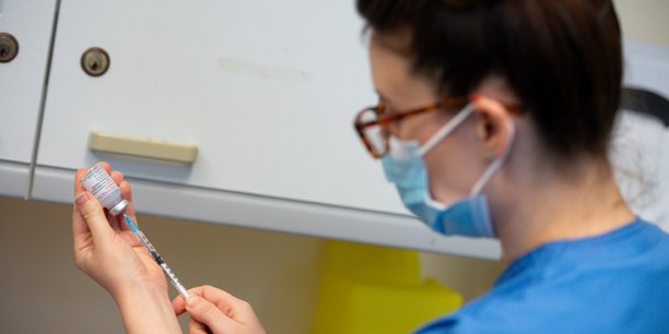Coronavirus: les britanniques plus de 50 ans se verront offrir une troisieme injection de vaccin a l'automne, selon the times[reuters.com]