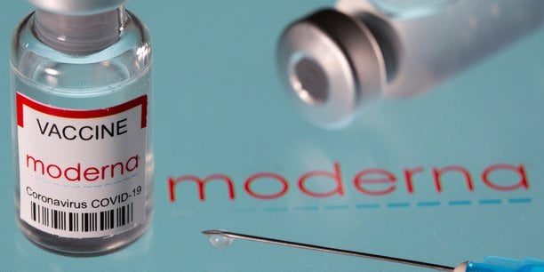 Moderna pourrait produire trois milliards de doses par an, ce qui, ajouté aux quatre milliards prévues par Pfizer-BioNTech, serait assez pour vacciner la planète entière avec une première dose, selon son PDG Stéphane Bancel.