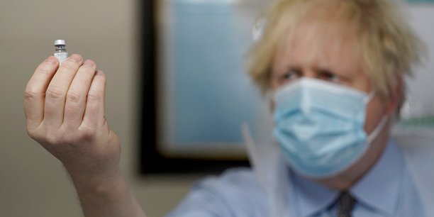 Photo d'illustration : le Premier ministre britannique Boris Johnson tient un flacon du vaccin Pfizer BioNTech alors qu'il visite un centre de vaccination COVID-19 à Batley, West Yorkshire, Royaume-Uni, le 1er février 2021.