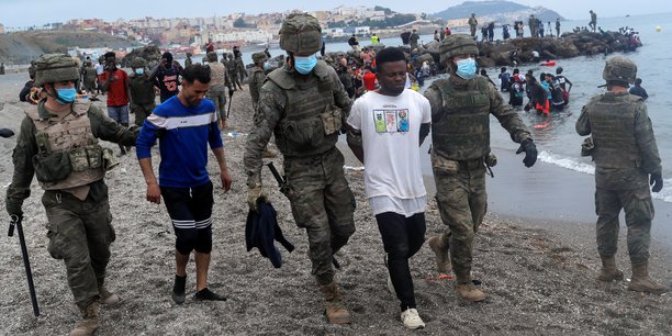 L'espagne renvoie 2700 migrants au maroc et deploie l'armee a ceuta[reuters.com]