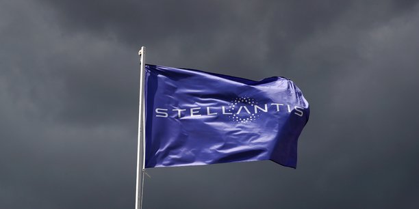 Stellantis va resilier ses contrats avec ses concessionnaires europeens pour juin 2023[reuters.com]