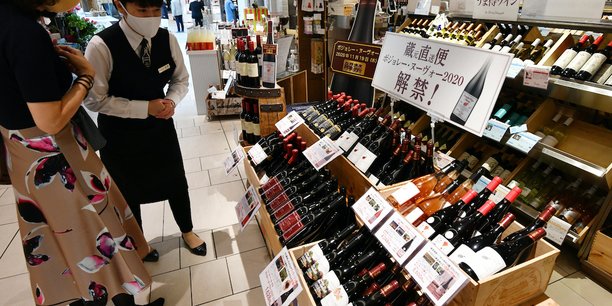 Si la région bénéficie d'une réputation liée à ses produits du terroir comme les vins (photo : une boutique à Tokyo vendant du Beaujolais nouveau), elle est aussi la première région industrielle de France en terme de poids dans l'emploi (à égalité avec les Pays de la Loire), même si elle est assez loin en nombre d'emplois industriels. En 2018, la région comptait près de 1,1 million d'emplois. L'industrie représente 16 % des emplois.