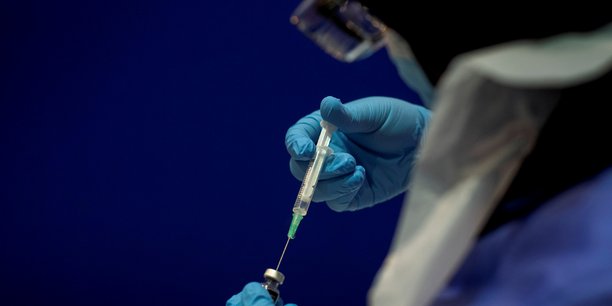 Coronavirus: londres envisage un vaccin obligatoire pour le personnel de sante[reuters.com]