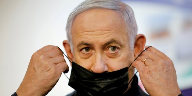 Benjamin Netanyahu au pouvoir depuis douze ans est poursuivi en justice pour des faits de corruption.