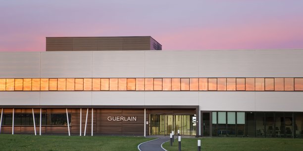 A côté des usines de production de la parfumerie française, comme Guerlain, plusieurs acteurs phares de l’innovation et du traitement de données sont présents dans le Centre Val de Loire, comme Ledger à Vierzon et Worldline à Tours.