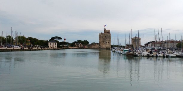 Face à la crise, la Nouvelle-Aquitaine oscille entre résilience et défis territoriaux tant le contraste est important entre son littoral, ici La Rochelle, et les départements ruraux plus à l'Est.