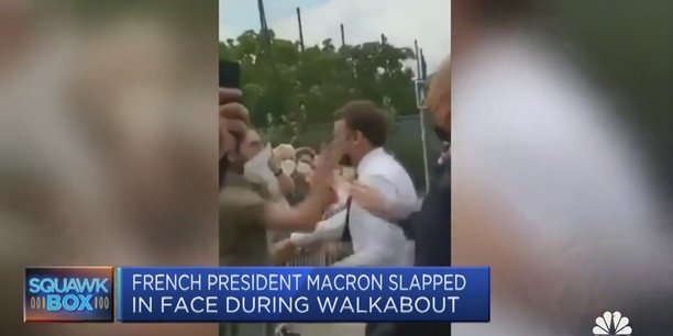 Lors d'un déplacement dans la Drôme à Tain-l'Hermitage, le 9 juin 2021, Macron s'avançant prestement à la rencontre du public a été giflé par un individu au premier rang (capture d'écran issue du JT de CNBC via Reuters).