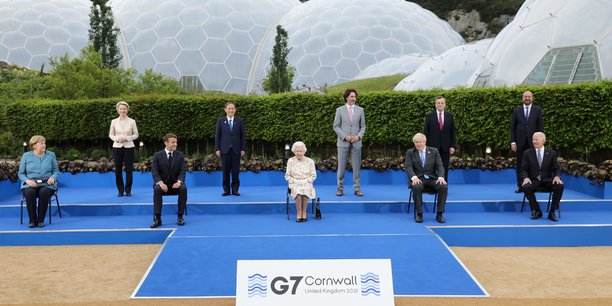 Les dirigeants des pays du G7 accompagnés de la présidente de la Commission européenne, Ursula Von der Leyen, du président du Conseil européen, Charles Michel, et de la reine Elizabeth II à Carbis Bay, le 11 juin 2021.