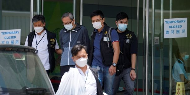 Hong kong: le journal apple daily declare que la police a arrete cinq de ses directeurs[reuters.com]