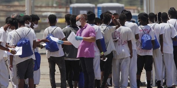 Plus de 400 migrants secourus par msf debarquent en sicile[reuters.com]