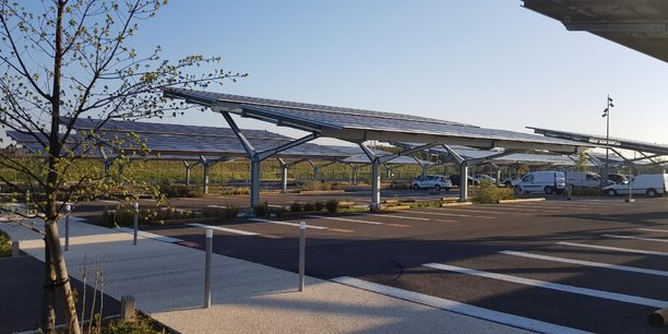 L'ombrière de 8.000 m² de panneaux photovoltaïques sur le parking de la gare de Nîmes (Gard).