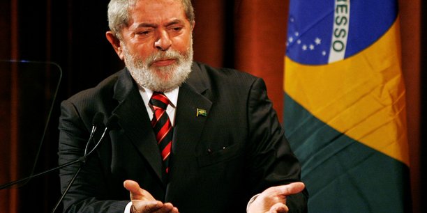 Le chef de file la gauche brésilienne, Luiz Inacio Lula da Silva, dit Lula, conserve une solide avance sur le président sortant d'extrême droite, Jair Bolsonaro, à la veille de la présidentielle de dimanche.
