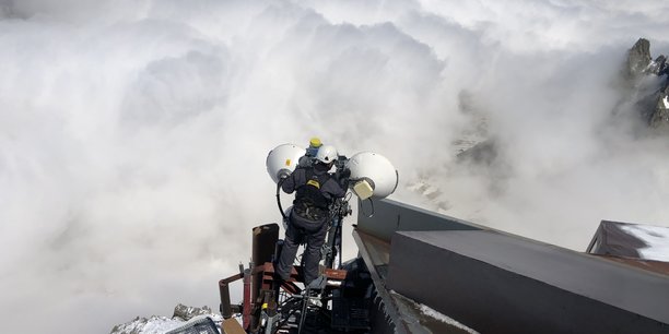 Un technicien d'Orange vérifie des paraboles de télécommunications sur l'Aiguille du Midi.