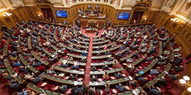 L'adoption du budget 2024 au Sénat ce mardi intervient alors que, la veille, l'Assemblée nationale a rejeté le projet de loi immigration.