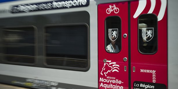 Un train express régional propriété de la Nouvelle-Aquitaine