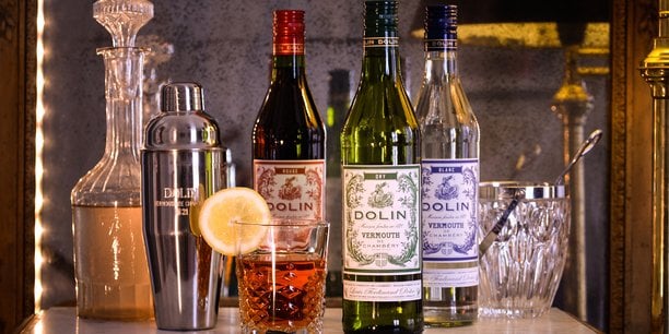 Le vermouth français de Dolin, obtenu par la macération dans du vin blanc de pas moins d’une trentaine de plantes, fleurs et épices des Alpes, s’est longtemps consommé en apéritif, parfois même en boisson médicinale. Il est désormais devenu un ingrédient pour la composition de cocktails à l'international.