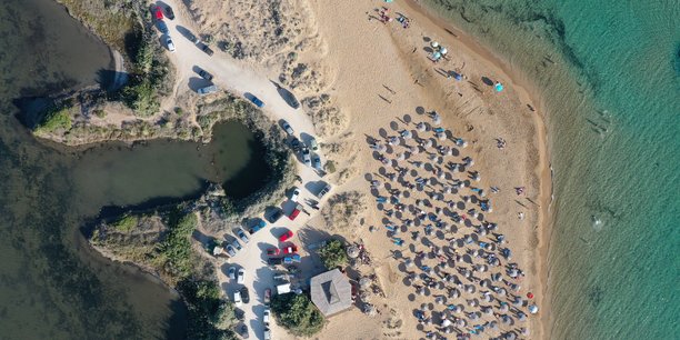 Coronavirus: les tests reguliers des salaries du tourisme elargis a toute la grece[reuters.com]