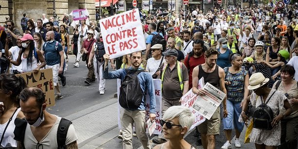 Des milliers de manifestants contre la politique sanitaire ont défilé samedi dans les rues de Paris.