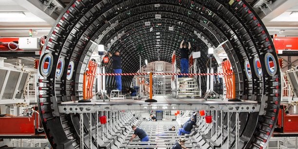 Premium Aerotec est un des principaux fournisseurs mondiaux (de rang 1) d'aérostructures destinées à l'aviation civile (A320, A330, A380, A350 XWB...) et militaire (A400M). Son portefeuille de produits comprend notamment des sections complètes de fuselage (photo). Il est spécialiste de la fabrication de composants de grande taille et complexes à hautes performances en composites d'aluminium, de titane et de fibres de carbone (CFRP).