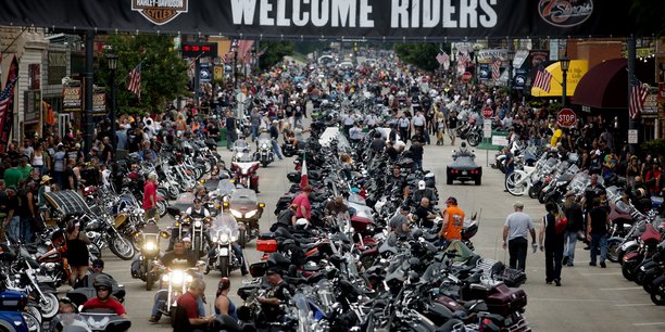 Les autorités sanitaires ont averti que le rassemblement de Sturgis dans le Nord-Dakota, qui attire quelque 500.000 motards chaque année, pourrait se transformer en événement super-propagateur... comme ce fut le cas l'an dernier. (Photo d'illustration datée du 5 août 2015, pour la 75e édition de cet événement)