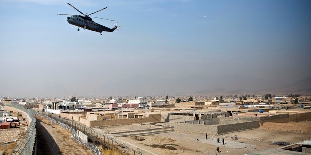Des responsables américains ont déclaré que les diplomates étaient transportés par hélicoptère vers l'aéroport depuis l'ambassade, située dans le quartier fortifié de Wazir Akbar Khan.