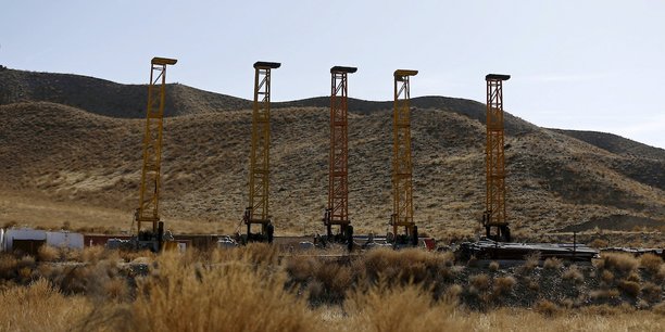 Equipement et machines excavatrices installés sur la mine de cuivre de Mes Aynak. par la compagnie chinoise China Metallurgical Group Corp (MCC) (photo prise en 2015). La concession a été attribuée pour 30 ans à MCC pour un montant de 3 milliards de dollars. Mais le site est à l'arrêt, suite à un différend entre MCC et le ministère des Mines - MCC exigerait une réduction de moitié des royalties versées au gouvernement afghan que ce dernier a refusé - et à l'insécurité sur le site.