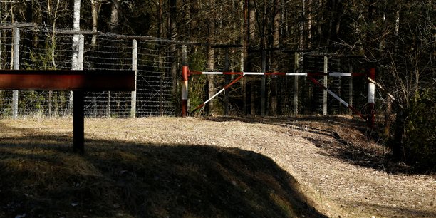 Des soldats polonais envoyes a la frontiere bielorusse face aux flux de migrants[reuters.com]