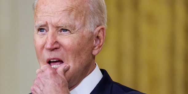 Joe Biden se voit reprocher de n'avoir pas anticipé la conquête éclair de l'Afghanistan par les talibans et surtout les scènes de panique à l'aéroport de Kaboul qui symboliseraient la débâcle des États-Unis après vingt ans de présence dans le pays.