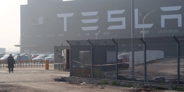 Tesla prevoit de lancer un prototype de robot humanoide l'annee prochaine, dit elon musk[reuters.com]