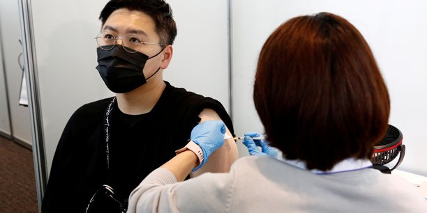 Japon: moderna retient 1.63 million de doses de vaccin apres une contamination[reuters.com]