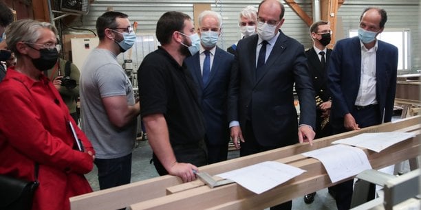 Jean Castex en visite à l'Atelier Normand, un tiers lieu de production où une dizaine d'artisans travaille le bois et le métal sur un parc de machines partagé