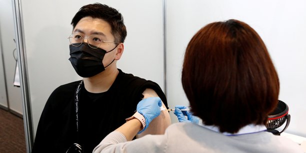 Cette décision intervient au lendemain de l'ouverture d'une enquête par le ministère japonais de la Santé après la mort de deux hommes (de 30 et 38 ans) ayant reçu des injections du vaccin Moderna provenant d'autres lots, qui présentaient des impuretés.
