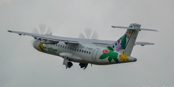 Après cinq jours de suspension, la flotte d'ATR et de Twin Otter d'Air Antilles va reprendre ses vols. (Photo d'illustration: un ATR 42-500 d'Air Antilles Express au décollage de l'Aéroport International Martinique Aimé Césaire, le 30 avril 2016)