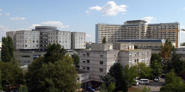 Le centre hospitalier Pellegrin, avec le Tripode au centre droit de la photo.