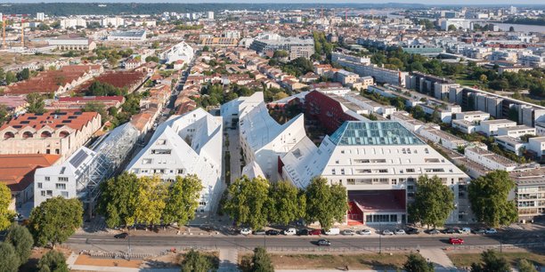 Situé juste à la limite de la ZAC Bastide Niel, l'ilot Queyries fait office de prototype grandeur nature de l'urbanisme conçu par l'architecte néerlandais Winy Maas, sur la rive droite de Bordeaux.