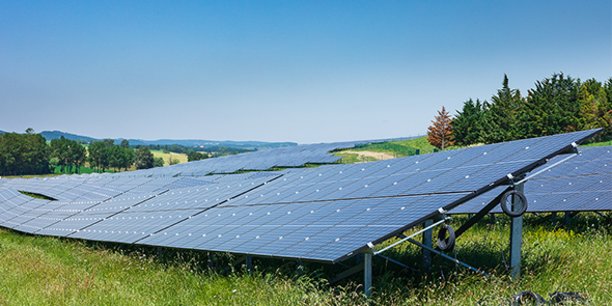 La filière photovoltaïque, qui s'est réunie le 30 mai 2024 à Montpellier pour son 9e colloque organisé par le SER, réclame un cadre réglementaire lisible pour accélérer son développement.