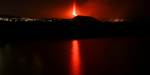 Eruption volcanique: la zone cotiere de la palma confinee, la lave s'approche de la mer[reuters.com]