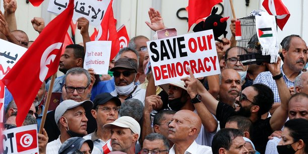 Manifestations contre le président tunisien Kais Saied. Sur fond d'agitation sociale sporadique ou profonde selon les pays, la région d'Afrique du Nord subit une chute des revenus, avec des économies qui tournent au ralenti.