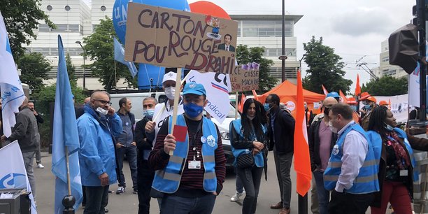 Des salariés de SFR manifestent contre le plan social de 1.700 postes, le 24 juin dernier, devant le siège du groupe, dans le XVème arrondissement de Paris.