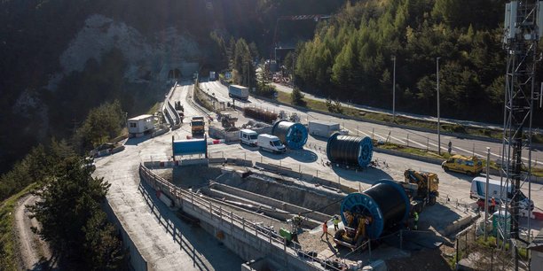 Le tunnel transfrontalier du Fréjus, long de 12,8 km, est fermé à la circulation entre la France et l'Italie depuis le 27 août 2023 en raison d'un éboulement.