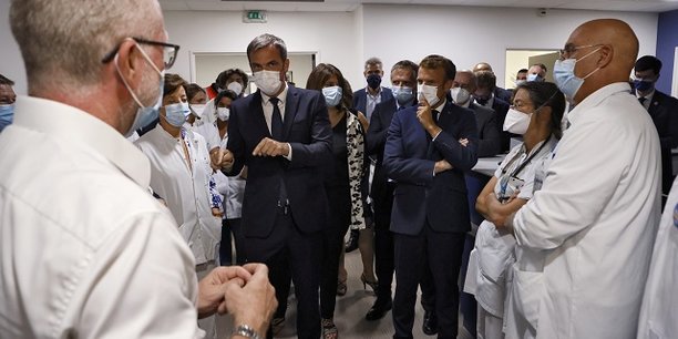 Photo d'illustration : le président français Emmanuel Macron et le ministre de la Santé Olivier Veran (à g.) s'entretiennent avec le personnel soignant lors d'une visite à l'hôpital de La Timone, à Marseille, le 2 septembre 2021.