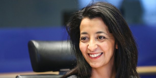 Karima Delli, présidente de la Commission Transport du Parlement européen, demande à la France de ne pas retarder la transition industrielle de son industrie automobile afin de créer de nouveaux emplois.