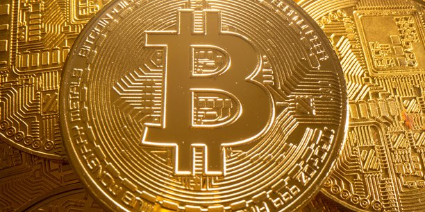 Le bitcoin reste toutefois en baisse de plus de 60% par rapport à son sommet absolu atteint fin 2021 à 68.992 dollars.