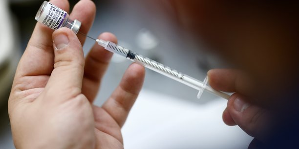 Coronavirus: le gouvernement pousse au rappel vaccinal, un amenagement du pass sanitaire pas exclu[reuters.com]