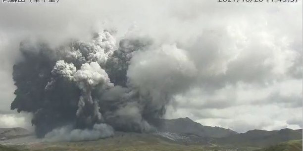 Japon: le mont aso entre en eruption, les niveaux d'alerte releves[reuters.com]