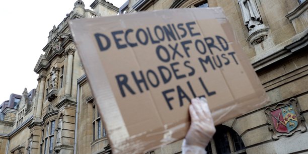 Manifestation en juin 2020 exigeant la suppression de la statue de Cecil Rhodes (1852-1903) à Oxford, considéré comme le partisan de l'impérialisme britannique en Afrique du Sud.
