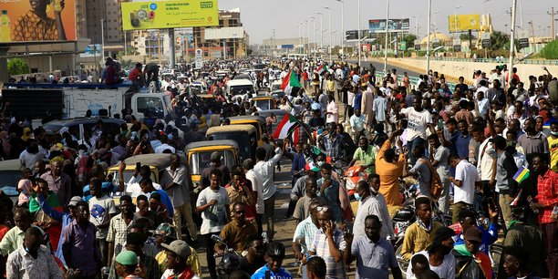 Manifestations au soudan contre la perspective d'une prise de pouvoir des militaires[reuters.com]