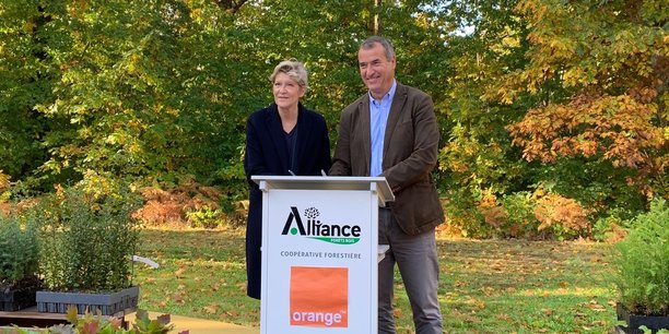 Fabienne Dulac, directrice générale adjointe d'Orange et directrice générale d'Orange France, et Stéphane Viéban, directeur général d'Alliance Forêts Bois, jeudi 21 octobre à Cestas (Gironde).