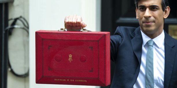 Photo d'illustration : Rishi Sunak, le chancelier de l'Échiquier britannique (ministre des Finances) sort du 11 Downing Street (traditionnelle résidence du second Lord du Trésor) en brandissant l'emblématique malette rouge du Budget, le 3 mars dernier.