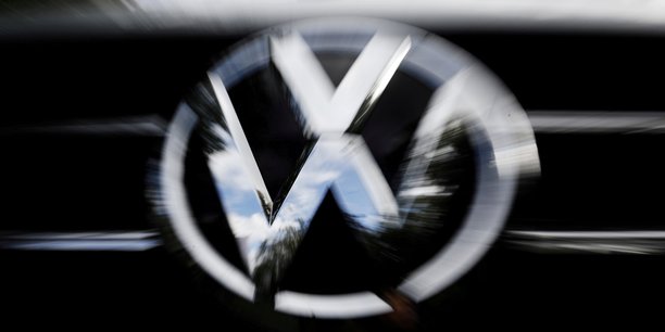 Volkswagen reduit son objectif de livraisons pour 2021 en raison de la penurie de puces[reuters.com]